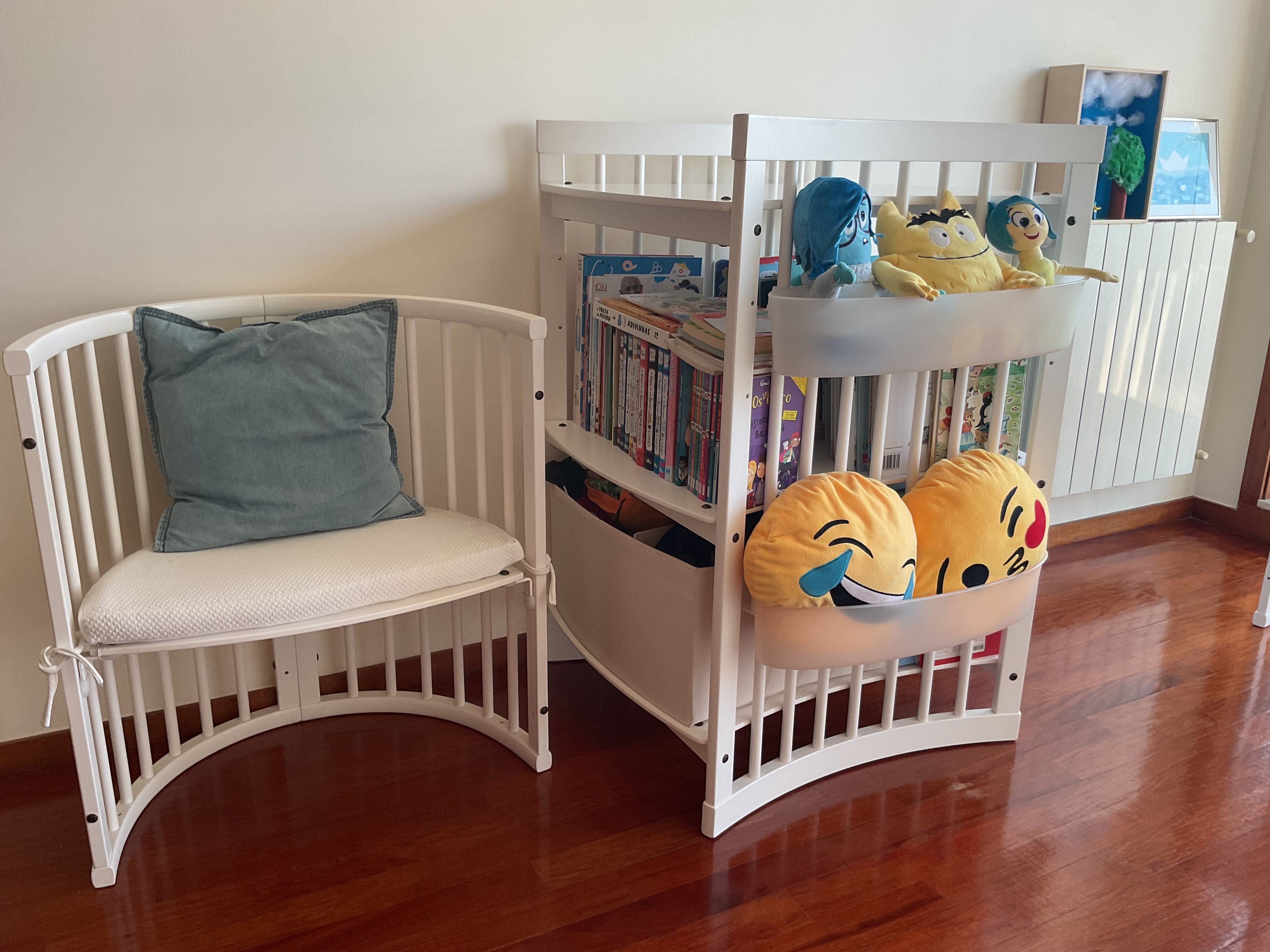 Berço STOKKE Sleepi V3 + muda fraldas STOOKE + secretária + almofadas
