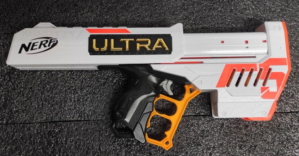 Duży pistolet, wyrzutnia Nerf z serii ULTRA + strzałki
