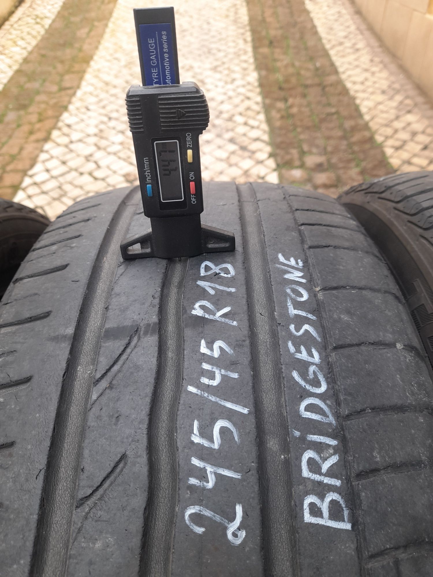 2 Pneus 215/35ZR18 e 245/45R18 Bridgestone