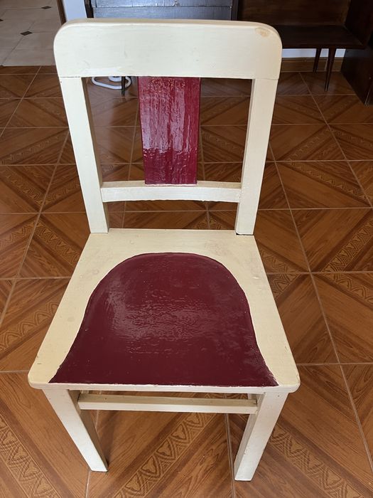 Cadeira branca e bourdeaux