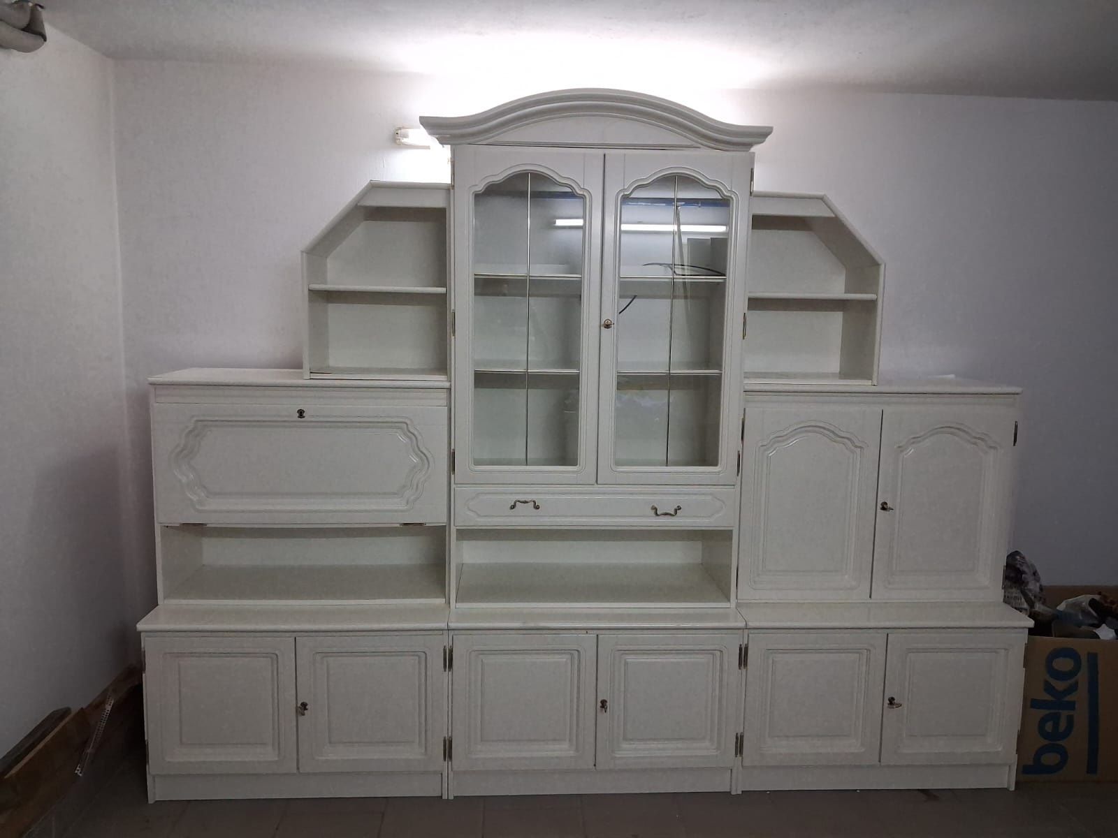 Regał do salonu biały