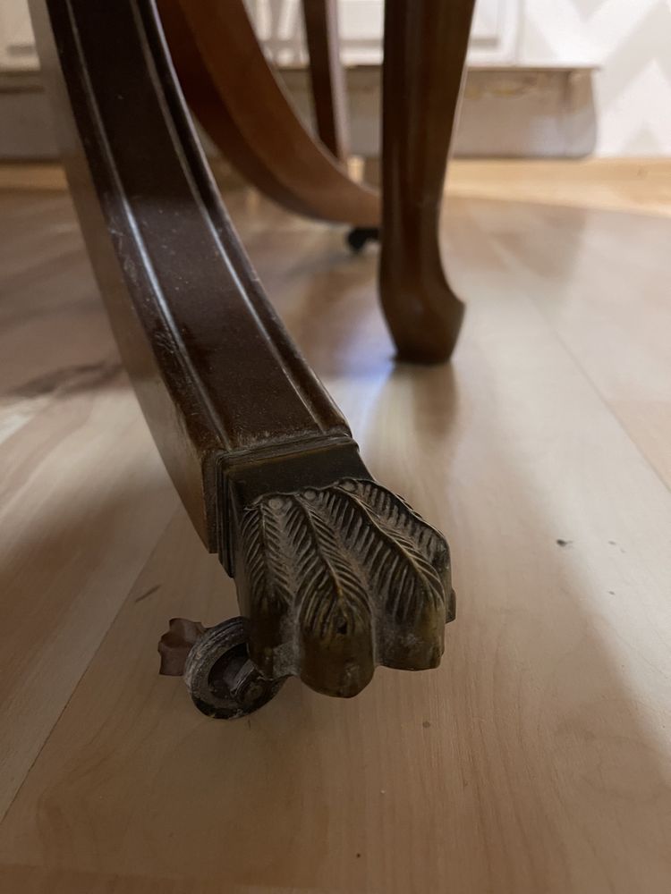 Stół drewniany z krzeslami do salonu