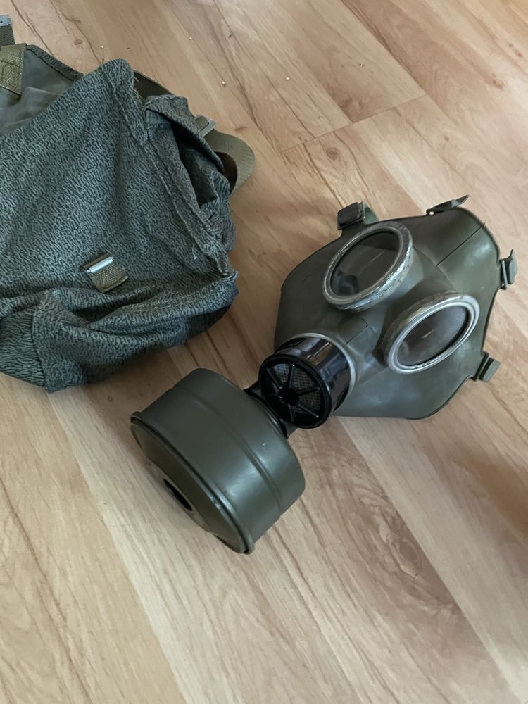 maska gazowa z pokrowcem cała w oryginale