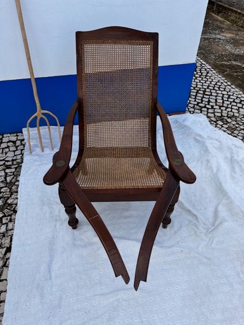 Cadeira espreguiçadeira estilo colonial em palhinha