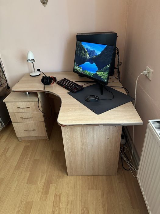 Продається комп'ютерний стіл.