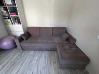 Sofa z funkcją spania i pufą
