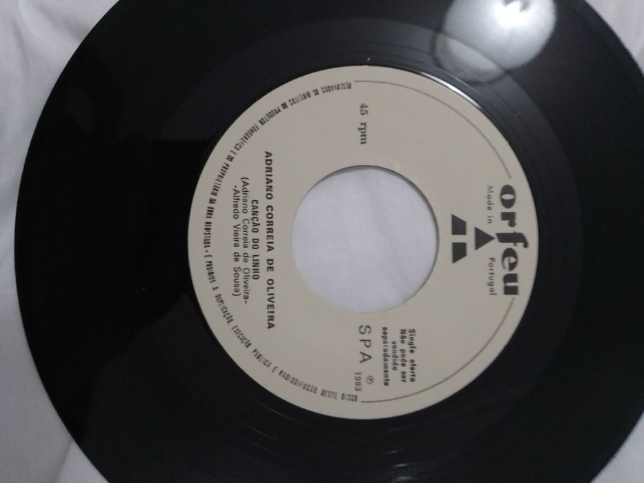 Single de Adriano Correia Marques novo