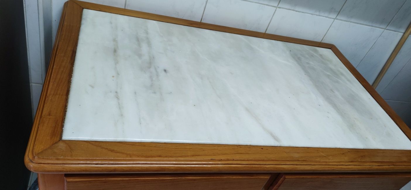 Mesa de cozinha com tampo em mármore