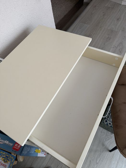 Стіл письмовий і стільчик