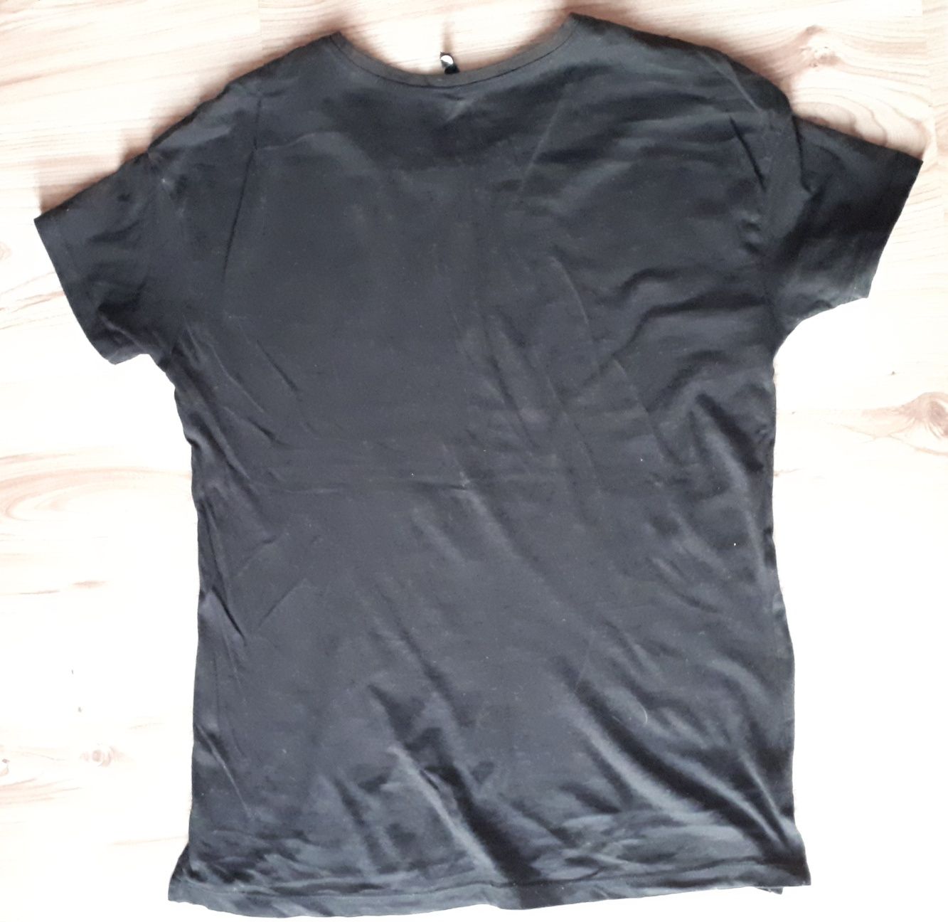 Czarna koszulka z nadrukiem sinsay
