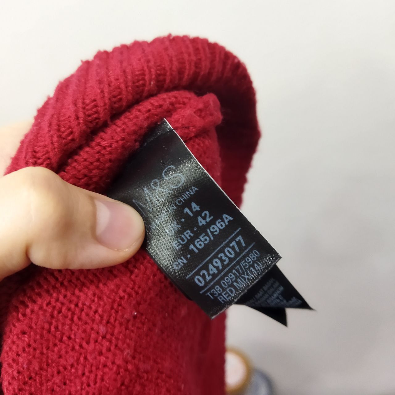 Новогодний свитер кофта красный с ёлкой M&S 

Полуобхват по плечам 40