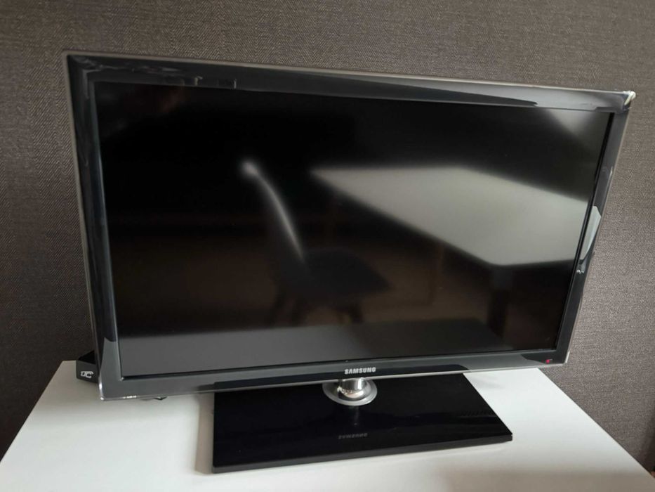 Telewizor LCD SAMSUNG 32" w stanie idealnym