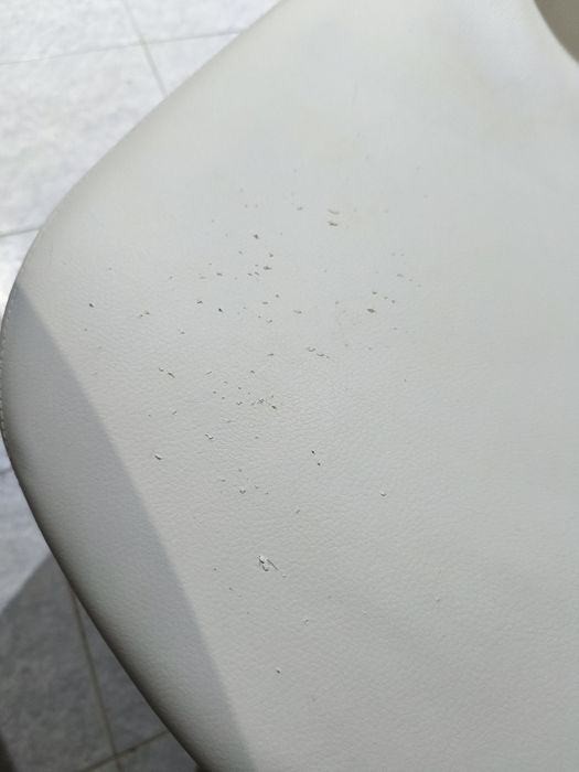 Mesa redonda branca com 4 cadeiras (Ler descrição)