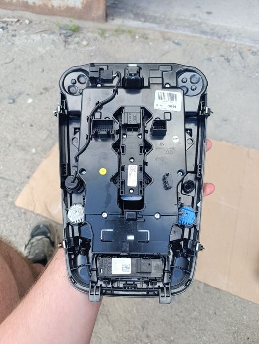 Плафон салона Audi Q7 2015-2020г черный. Оригинал