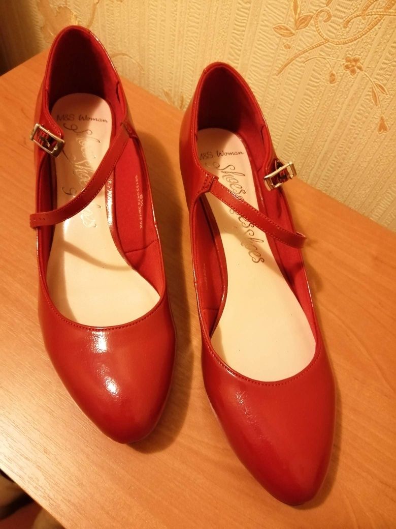 Туфлі з натуральної шкіри бренду M&S червоні лаковані