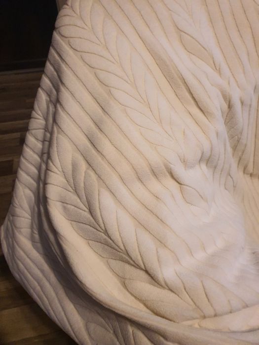 Narzuta na sofe 2 osobową kremowa