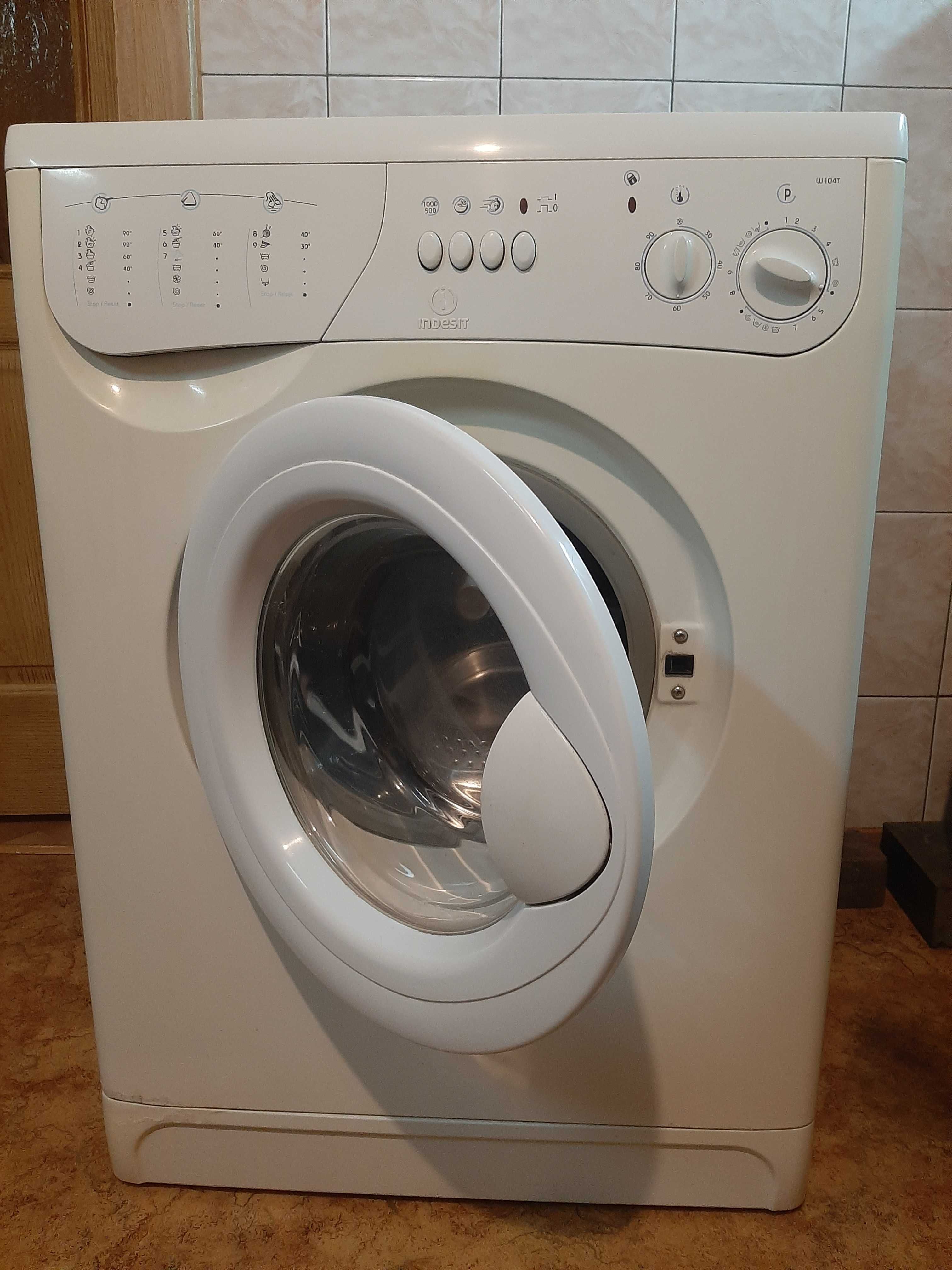 Продам стиральную машину INDESIT W104T