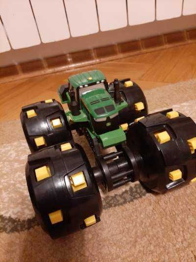 John Deere Traktor z kolcami w oponach