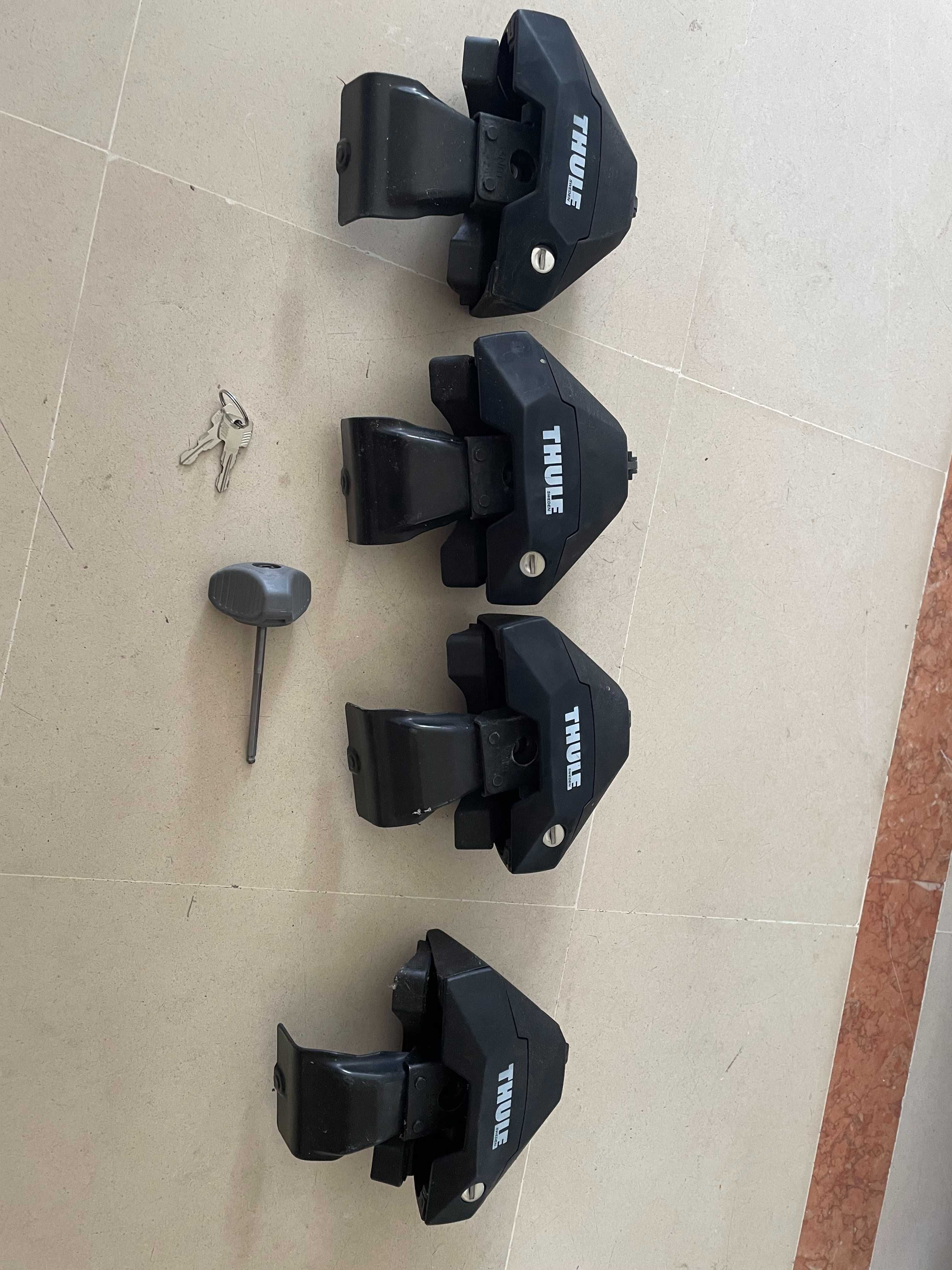 Thule Evo Clamp - Conjunto de 4 pés (um parafuso danificado)
