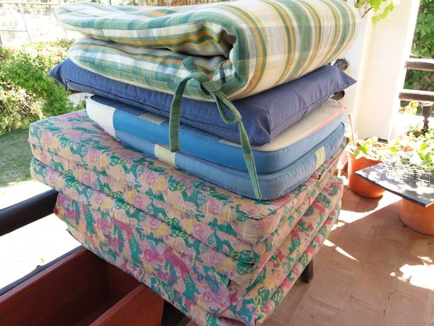 colchões água toalhas grelhador saco cama almofadas chapéus