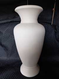 Напольные вазы из белой глины.