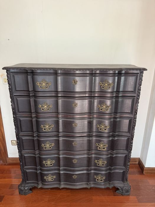 Cómoda antiga em madeira