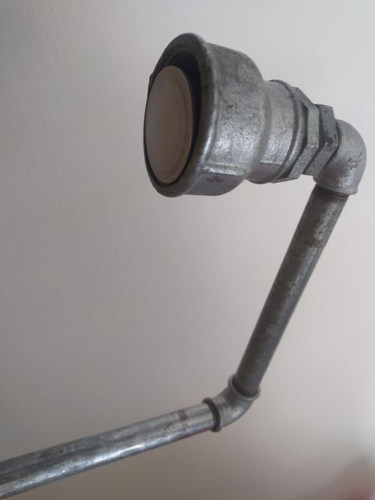 Lampa na biurko DIY z metalowych rurek