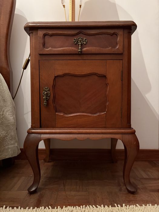 2 mesas de cabeceira antigas