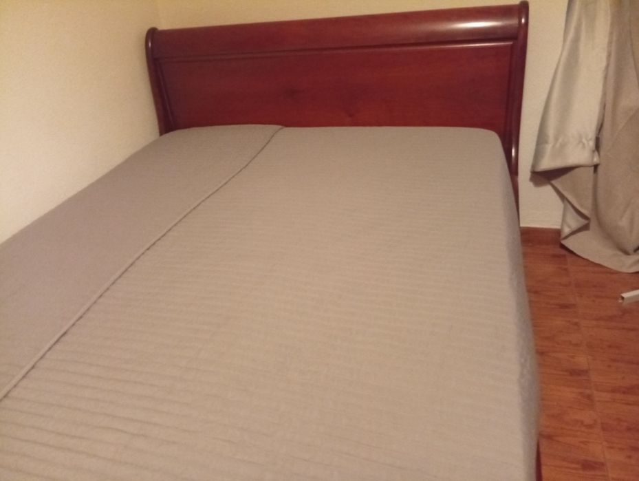 Cama de casal em madeira