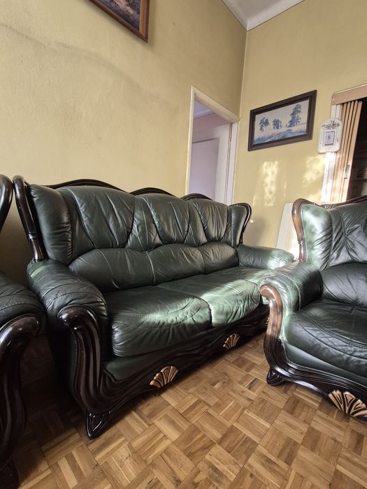 Skórzane ciemnozielone sofa i fotele oraz stół