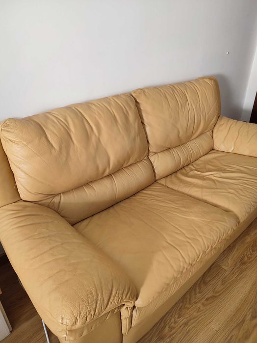 Sofá em pele castanho claro