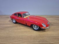 BBURAGO JAGUAR E type 1961r 1/18 czerwony