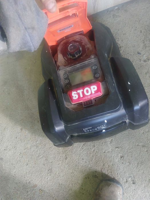 Roboty koszące z bazami zasilaczami drutem lecz z 1 baterią
