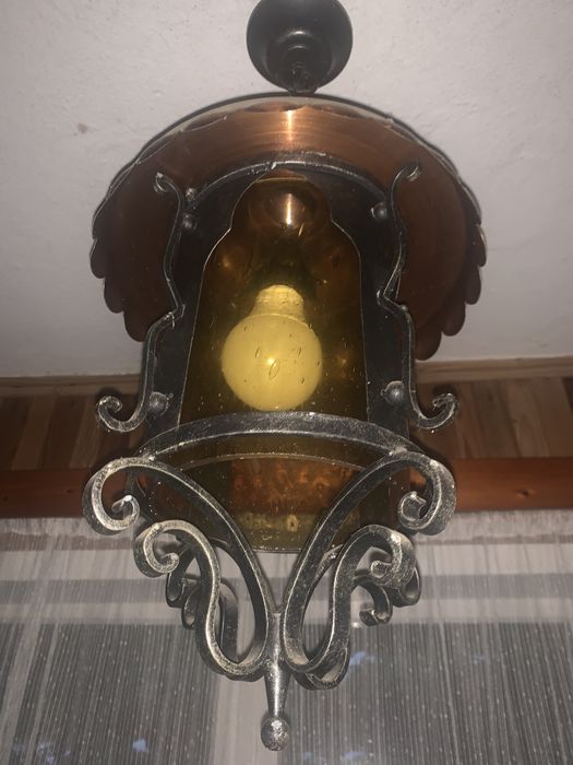 Żeliwna lampa wisząca