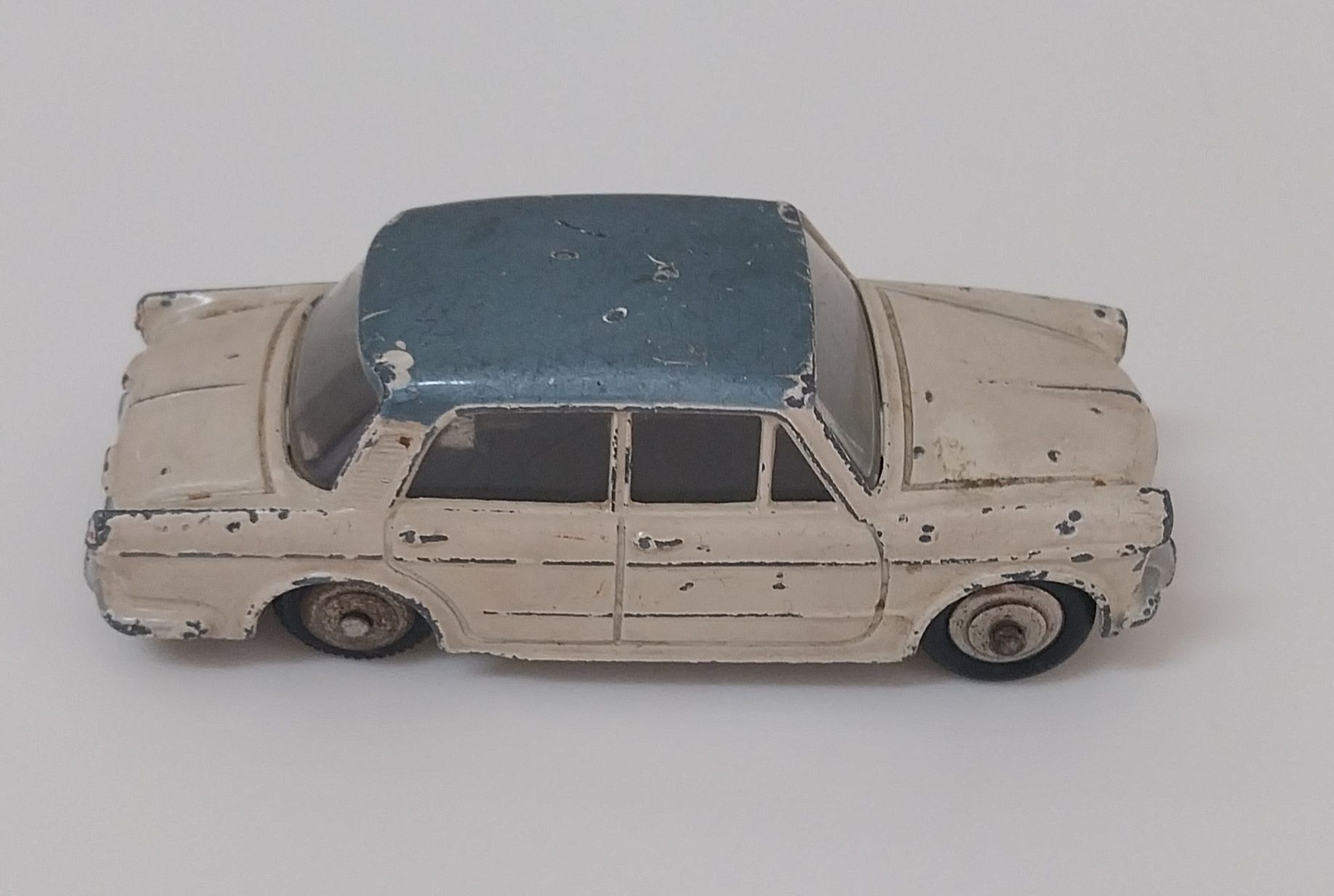 Miniatura antiga Dinky Toys Fiat 1200