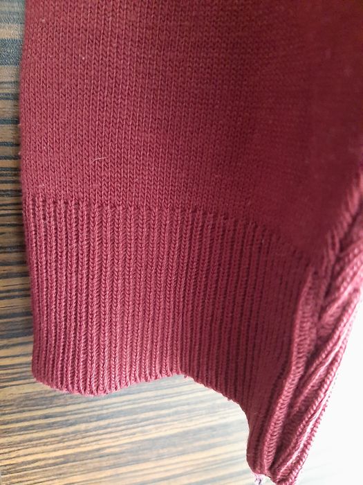 Bordowy sweter z dekoltem w tzw.serek, rozm. L