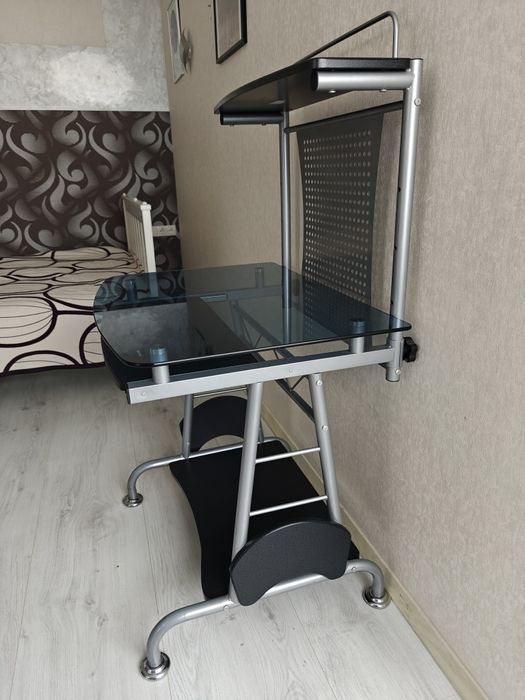 Комп'ютерний стіл металево скляний