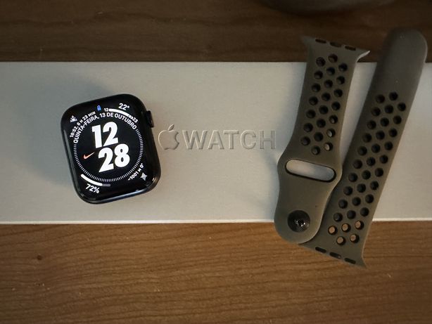 Apple Watch Series 8 GPS + Cellular, Cx. 45mm em alumínio meia‐noite