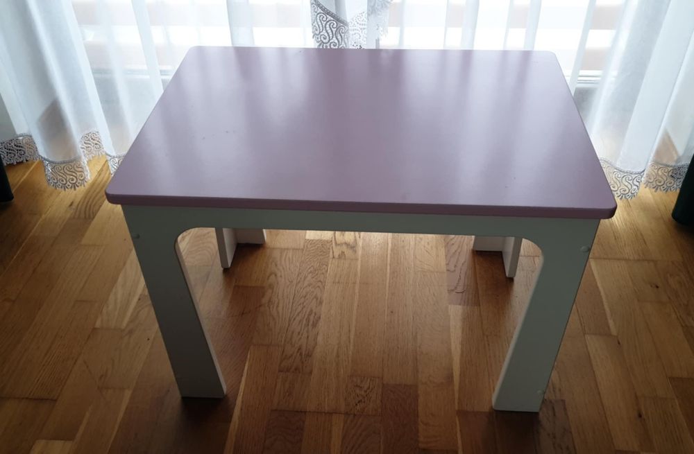 Stolik z krzesłami dla dziewczynki