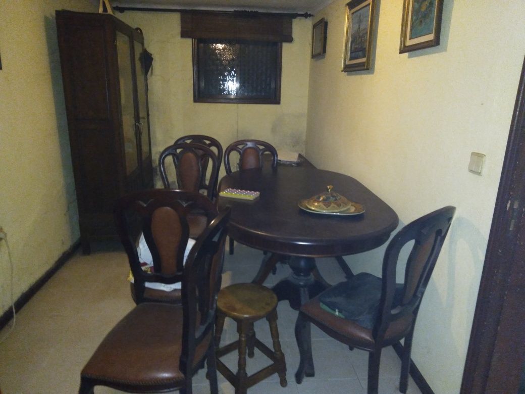 Vendo mesa de sala de jantar em mogno com garantia