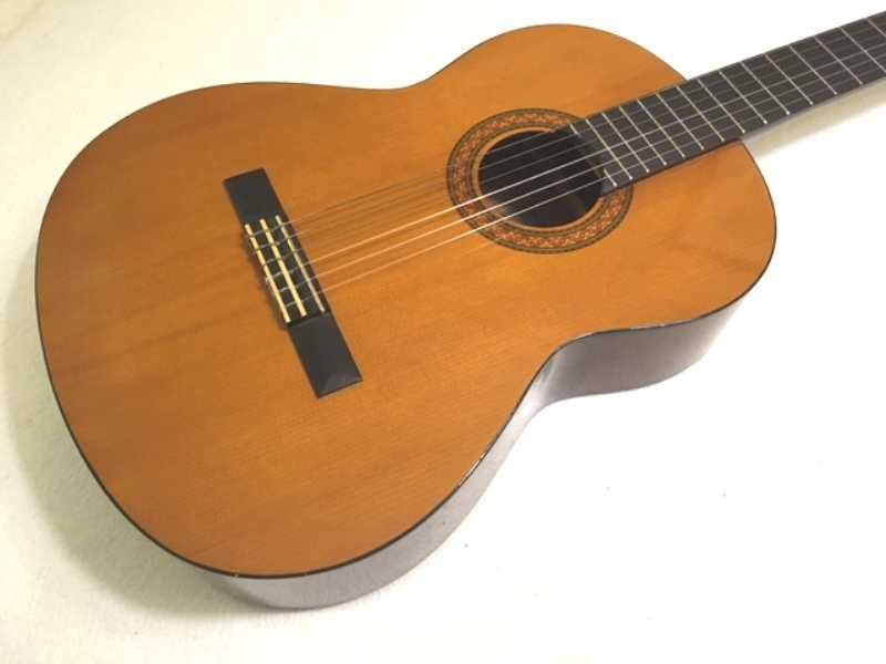 Guitarra Yamaha clássica (cordas de nylon) eletrificada
