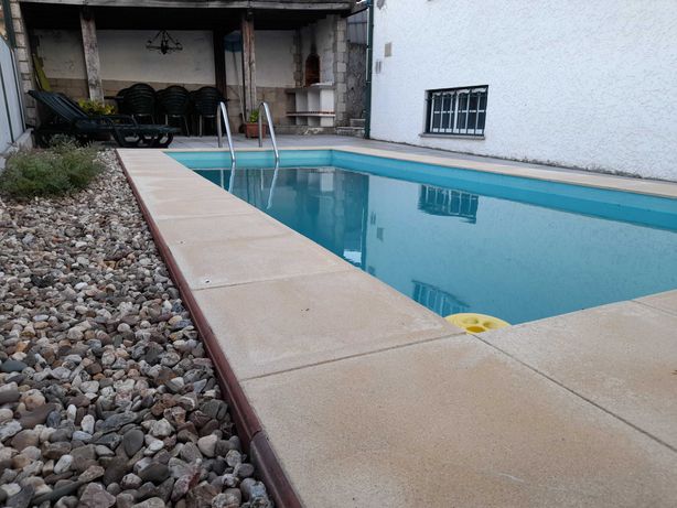 Moradia geminada T4 com piscina, Caçador, 262500€