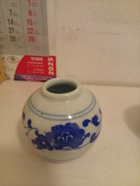 Chiński ceramiczny dekoracyjny w kwiatki pojemniczek albo wazonik :