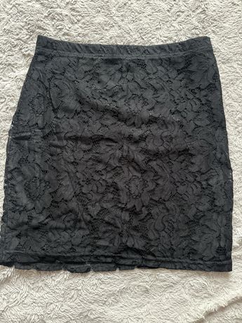 Krótka koronkowa czarna spódniczka