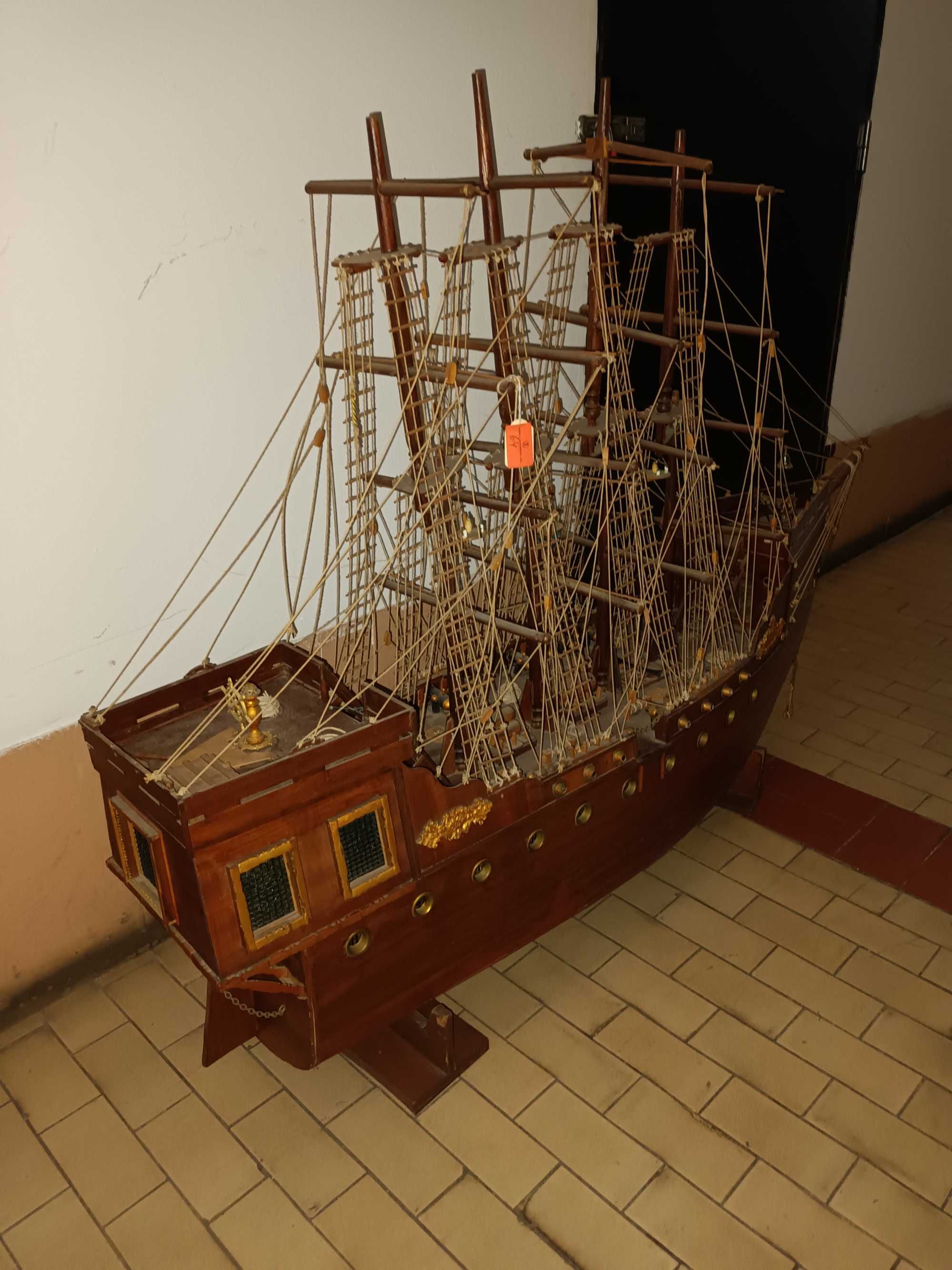 Barco Galeão em madeira