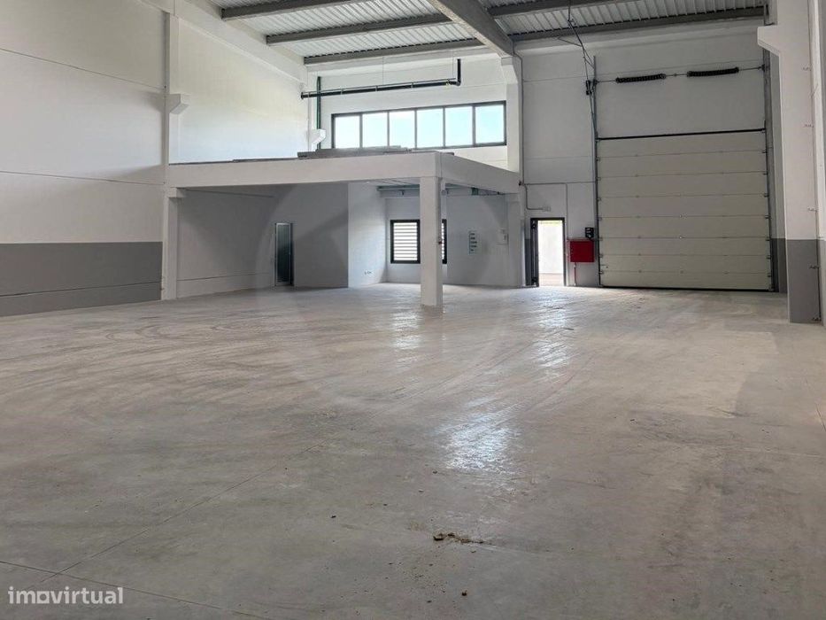 Armazém Novo com 449 m2 para Arrendamento