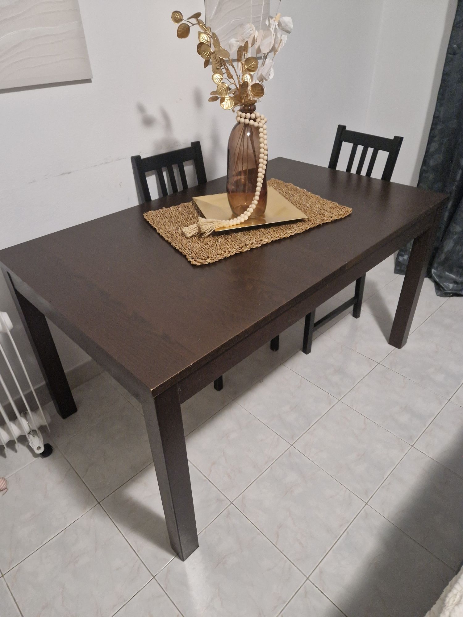 Mesa de jantar com duas cadeiras