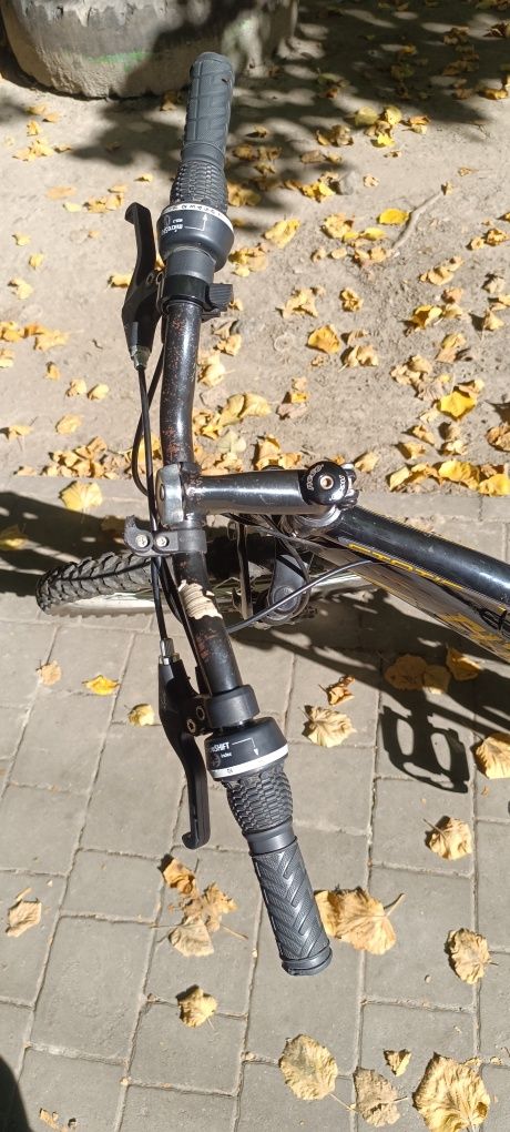 гірський велосипед CCM Static 26" з подвійною підвіскою.