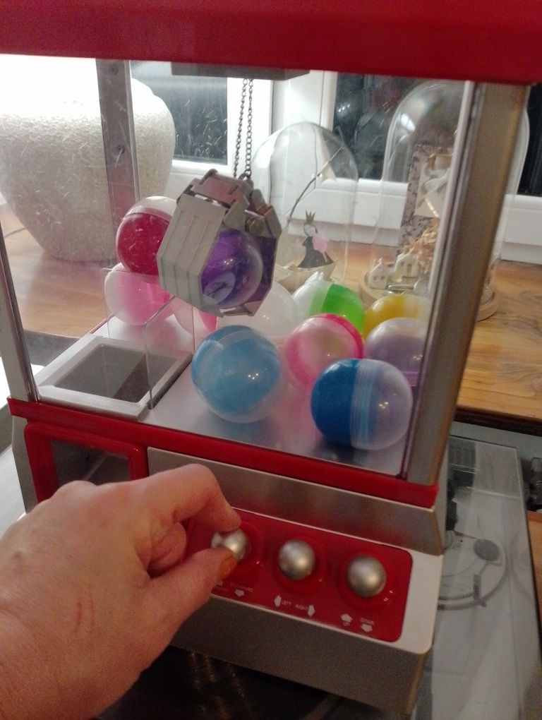 Maszyna robot automat łapacz do wyciągania zabawek słodyczy
