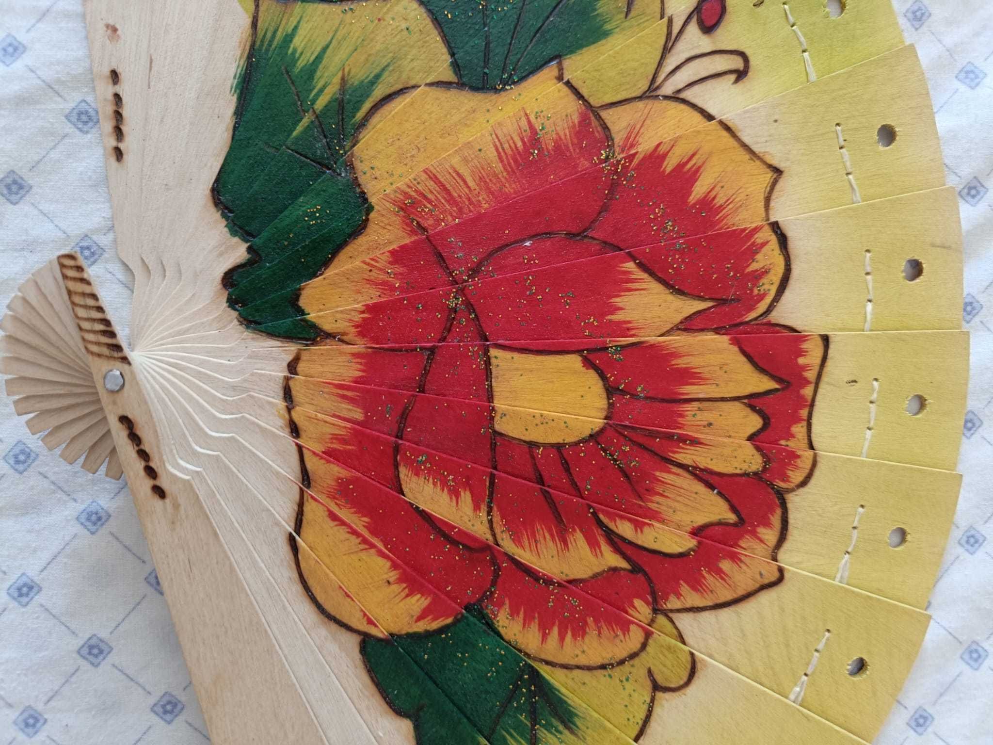 Leque em madeira pintado